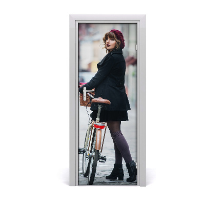 Autocolant de uşă Femeie în beretă cu o bicicletă