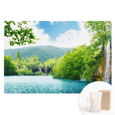 Fototapet cu imprimeu pe material nețesut O cascadă printre munții verzi