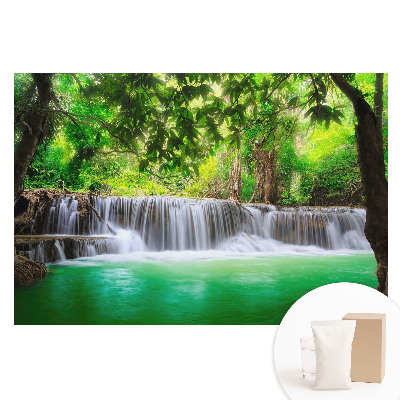 Tapet nețesut cu imprimeu O cascadă înconjurată de verdeață