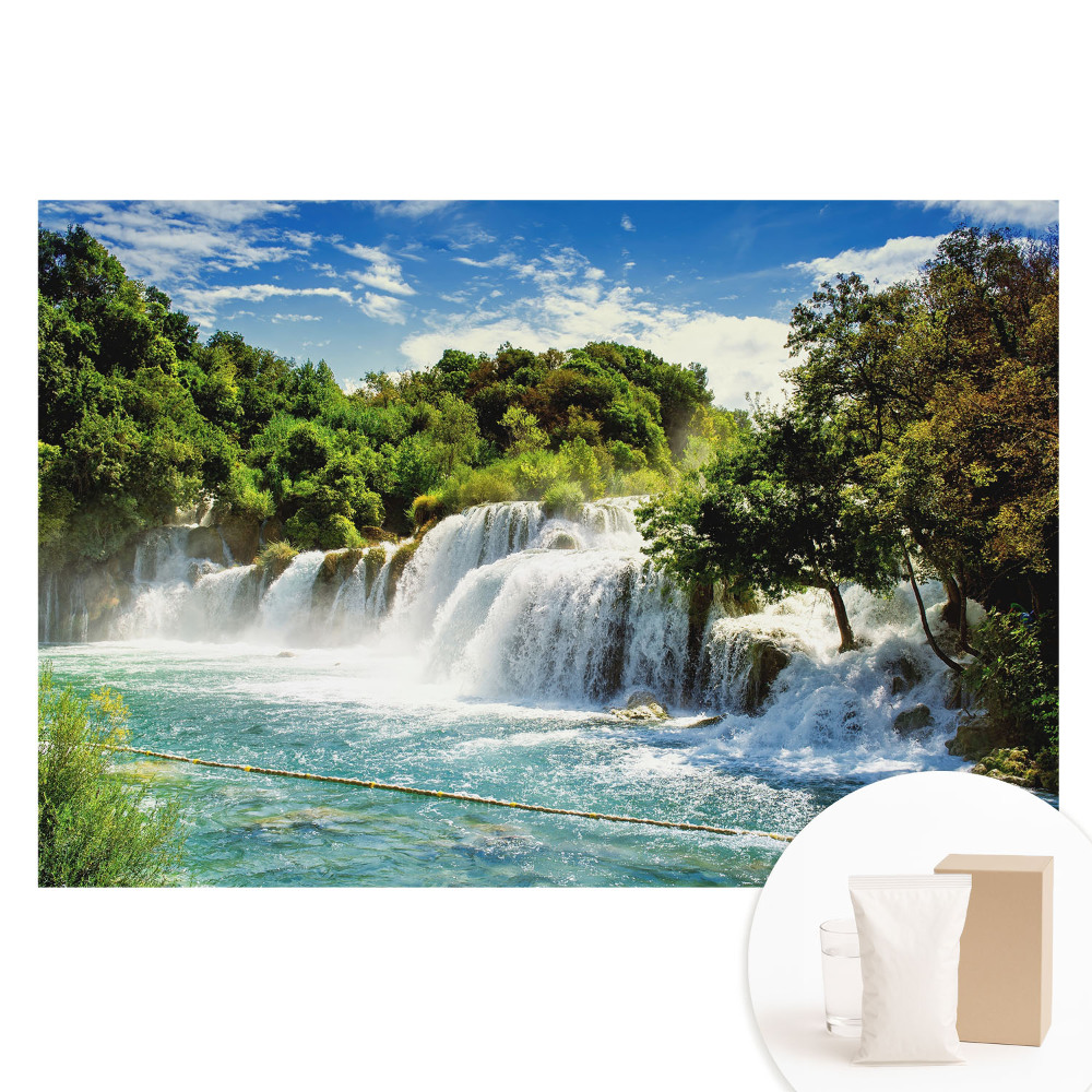 Tapet nețesut cu imprimeu Cascadă în peisajul verde al soarelui