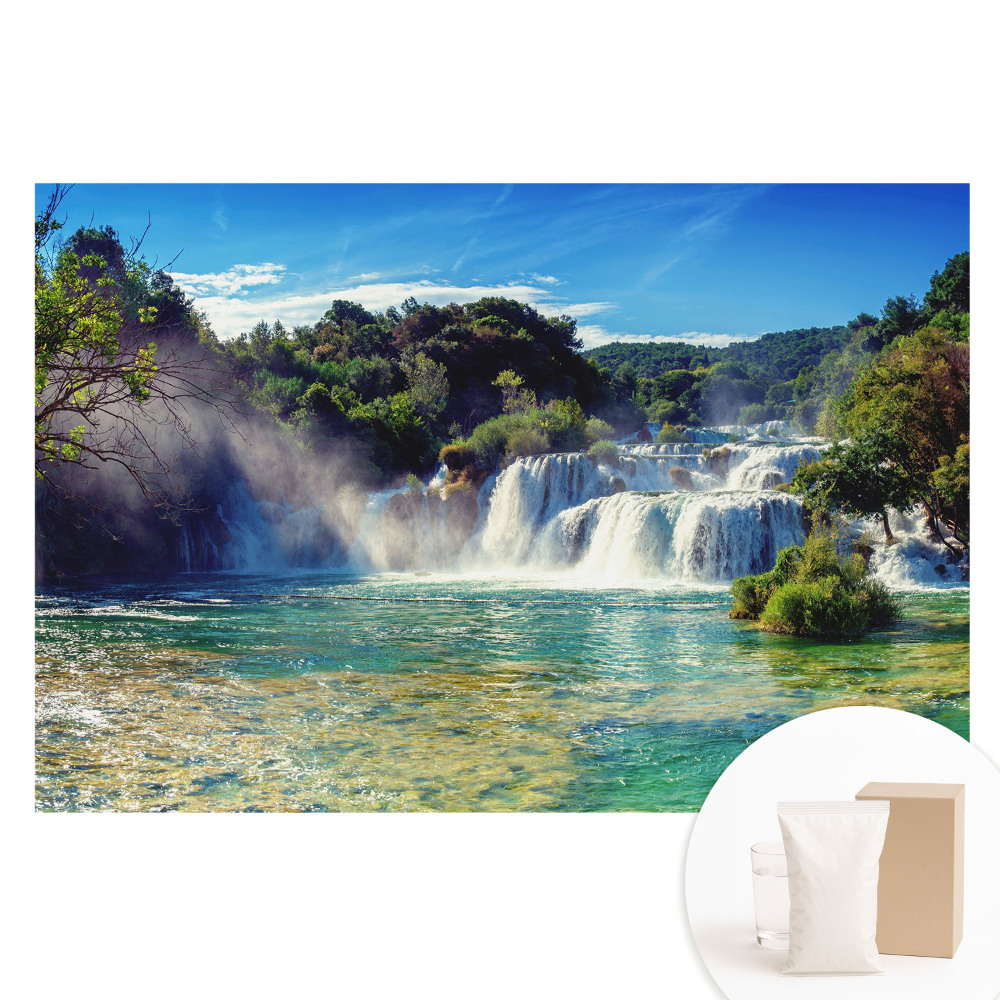 Tapet fotografic nețesut O cascadă uimitoare înconjurată de verdeață