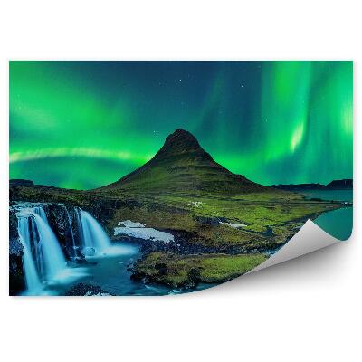 Fototapet pentru perete Lumini verzi deasupra muntelui cu mici cascade