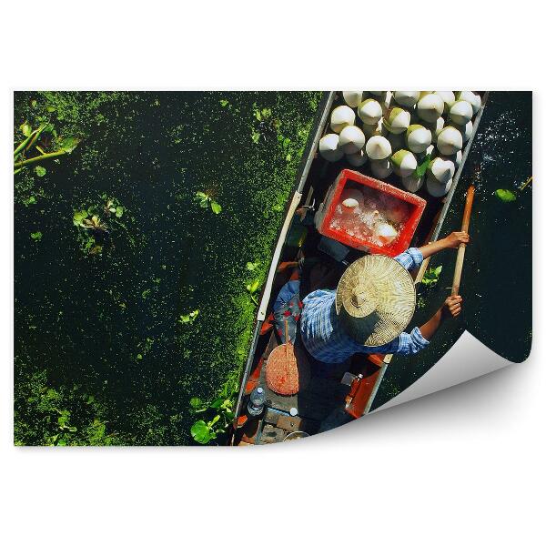 Fototapet pentru perete Vânzător de pălării tradiționale din Thailanda pe barcă