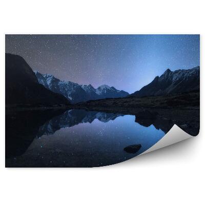 Fototapeta Gwiaździsta noc w nepalu. Góry i jezioro krajobraz z wysokich skał