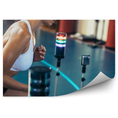 Fototapet Femeie care face exerciții pe terenul de fotbal într-o sală de sport