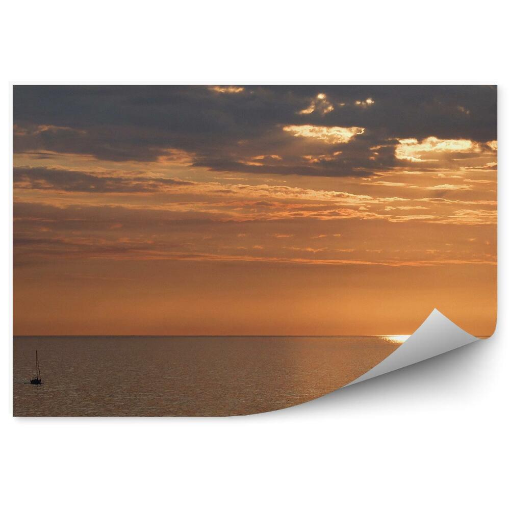 Fototapet perete Strălucirea Soarelui Din Spatele Norilor Pe Apele Calme Ale Mării Mediterane