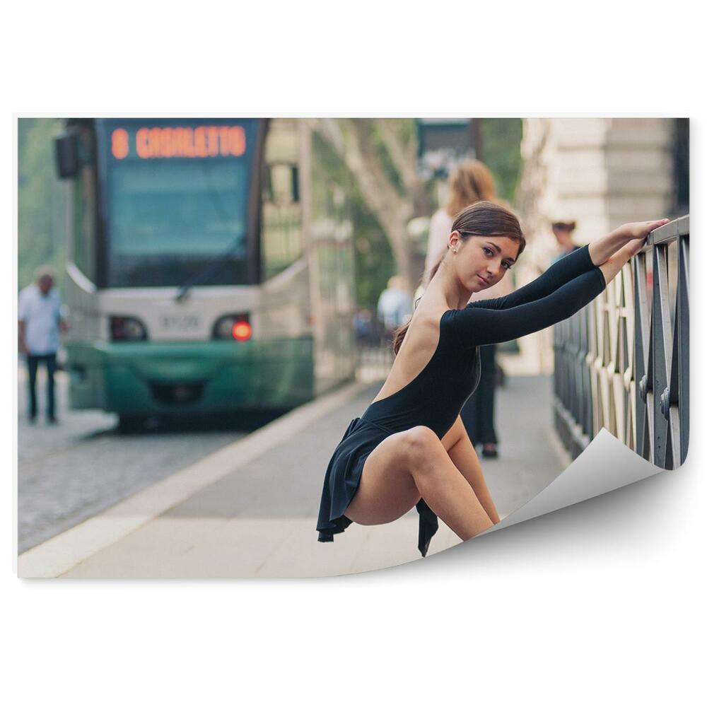 Fototapet vintage Tânără balerină în centrul orașului dansând afară