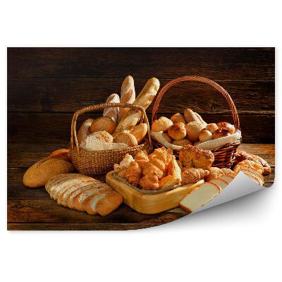 Fototapet vintage Varietate de pâine într-un coș de răchită pe un fundal vechi de lemn