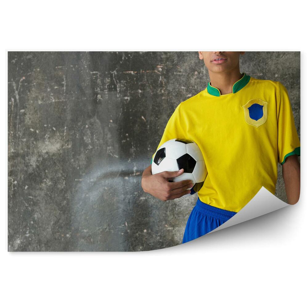 Decor fototapet Tânăr fotbalist brazilian cu mingea