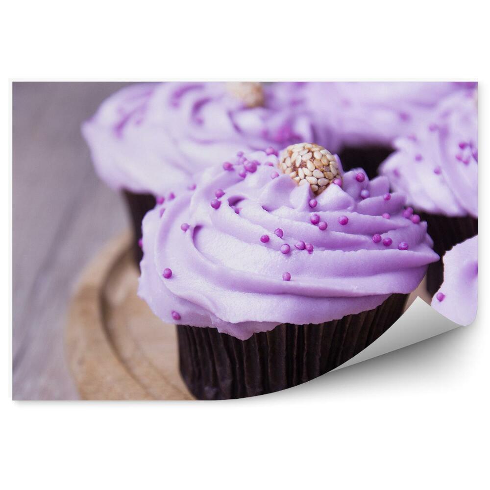 Fototapet vintage Frișcă mov pe cupcakes cu stropi de bile de dulciuri