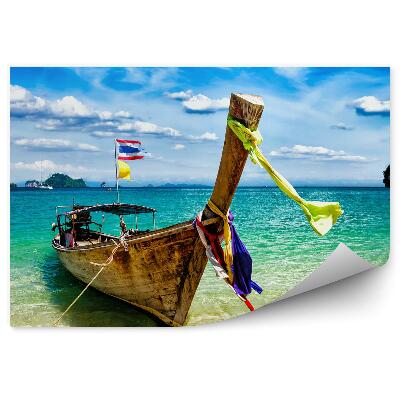 Fototapet perete Barcă lungă pe plajă steagurile în apropierea apei albastre