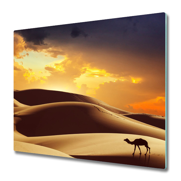 Tocător din sticlă Cămilă pe un fundal de dune