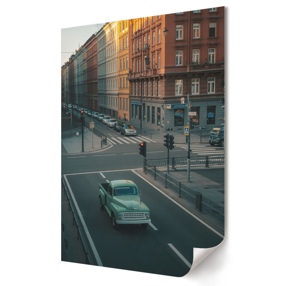 Poster decorativ O mașină verde pe o stradă a orașului