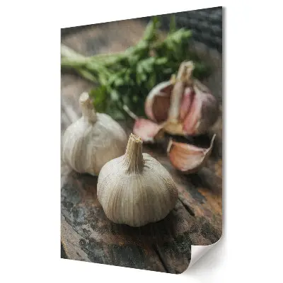 Poster decorativ cu usturoi proaspăt pe masă din lemn