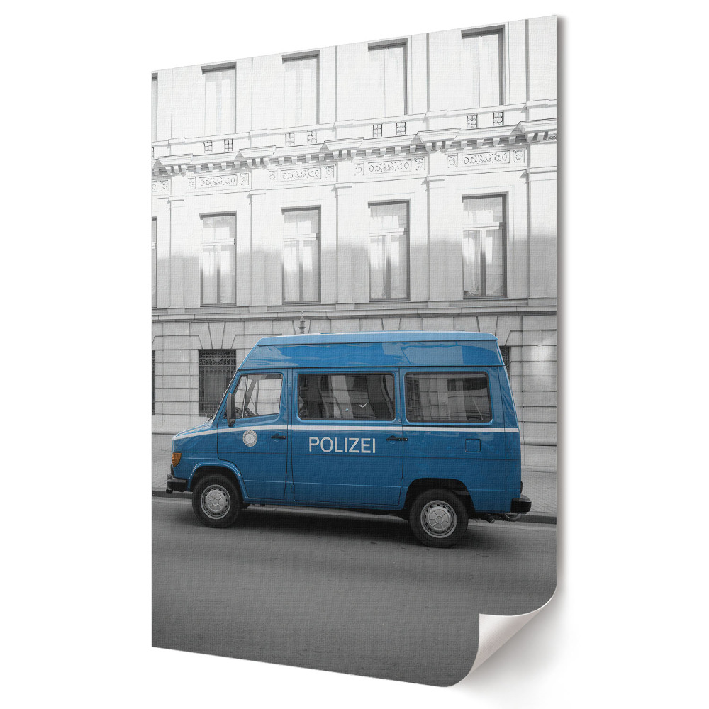 Grafică murală pe pânză Mașină de poliție albastră în peisajul urban