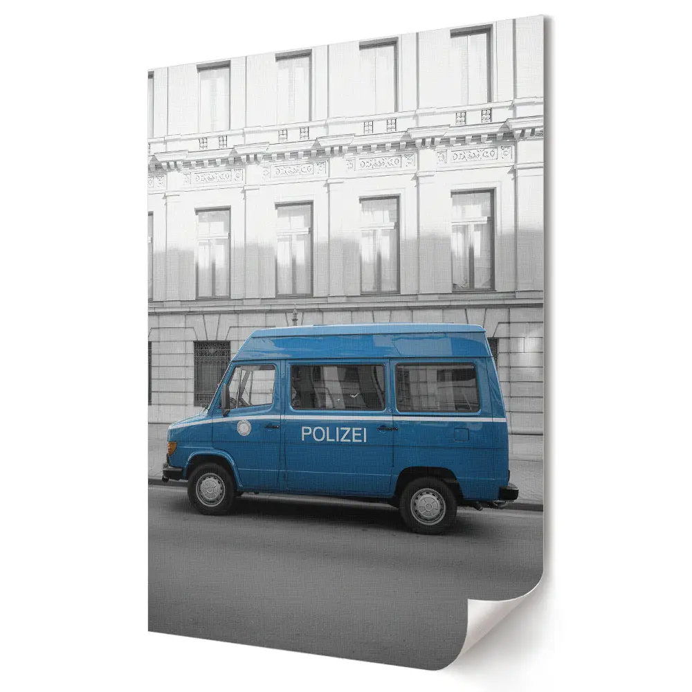 Tablou canvas cu mașină de poliție albastră în peisaj urban