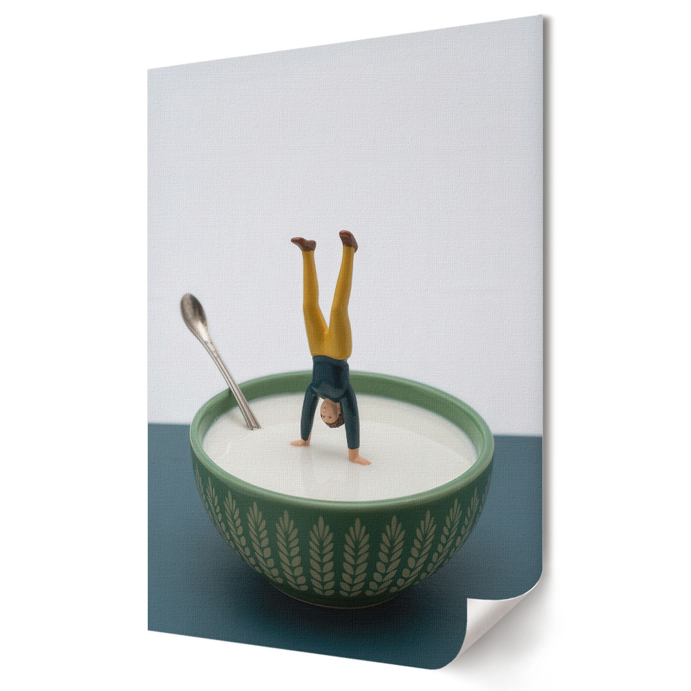 Poster decorativ Acrobat la scară microscopică într-un bol cu ​​iaurt