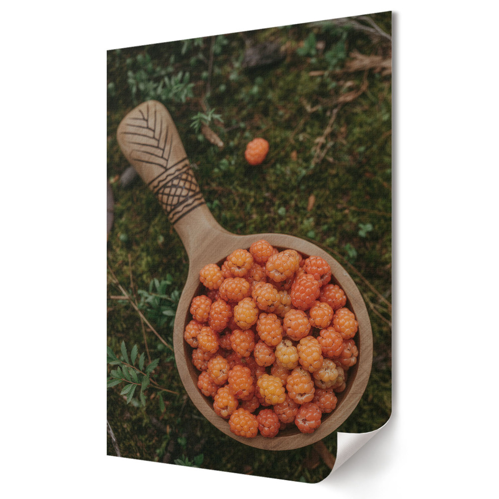 Poster decorativ Comori ale pădurii: Fructe de pădure într-un bol de lemn