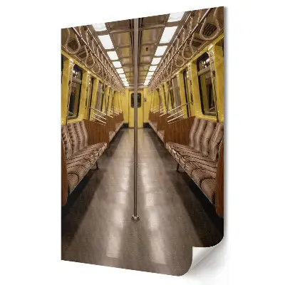 Tablou canvas cu grafică murală reprezentând un vagon de metrou gol în nuanțe calde