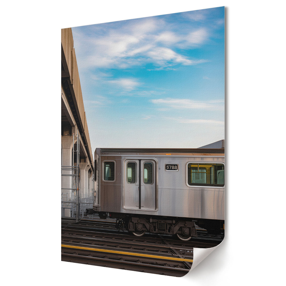 Poster decorativ Un tren modern pe fundalul cerului