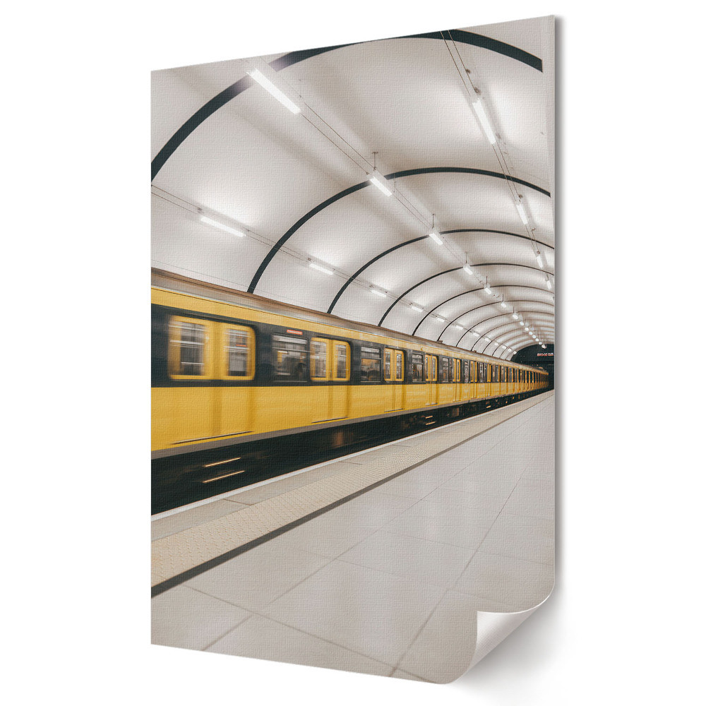 Poster de perete Trenul auriu din metroul modern
