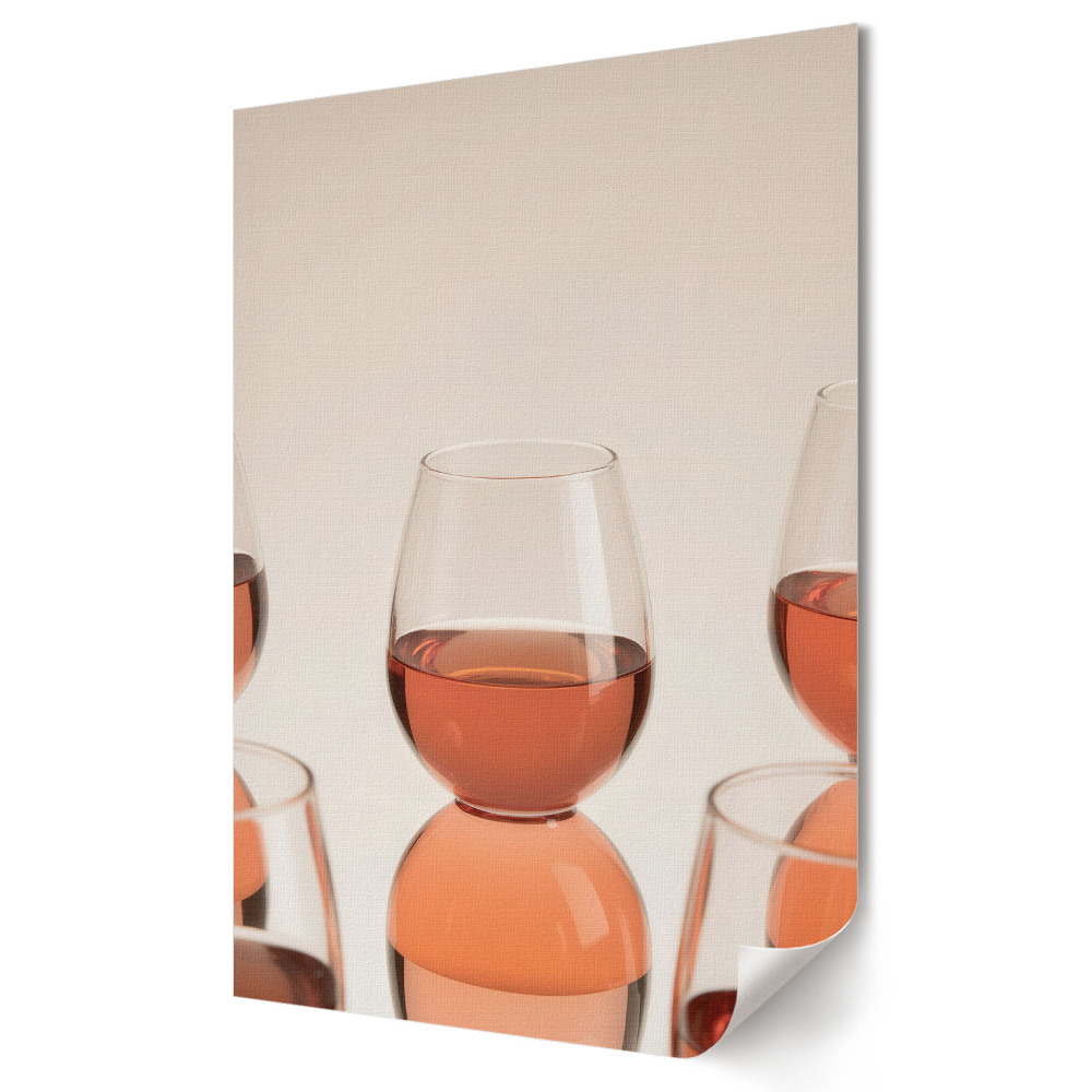 Poster decorativ Eleganța vinului rosé într-un pahar