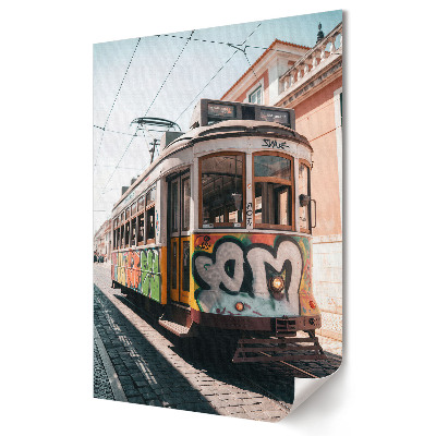 Poster de perete Tramvai elegant cu graffiti în oraș