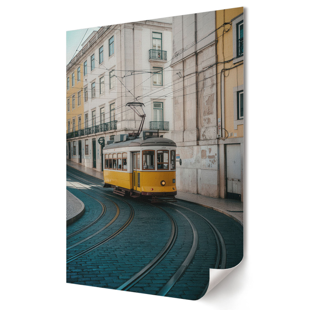 Grafică murală pe pânză Un tramvai auriu pe o stradă îngustă