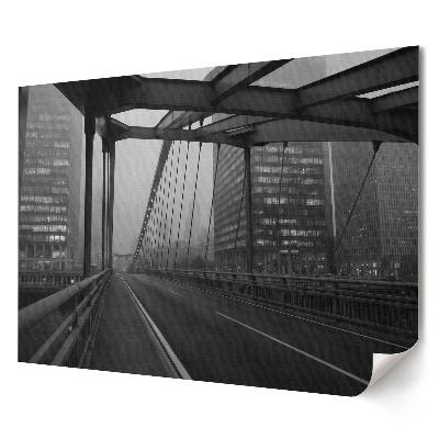 Poster stilat pentru living Un pod încețoșat în peisajul urban