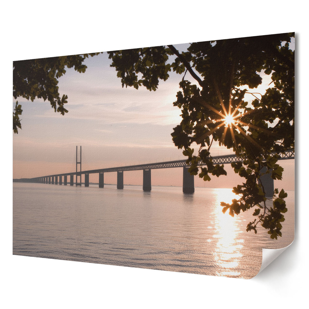Poster stilat pentru living Podul în strălucirea soarelui care apune