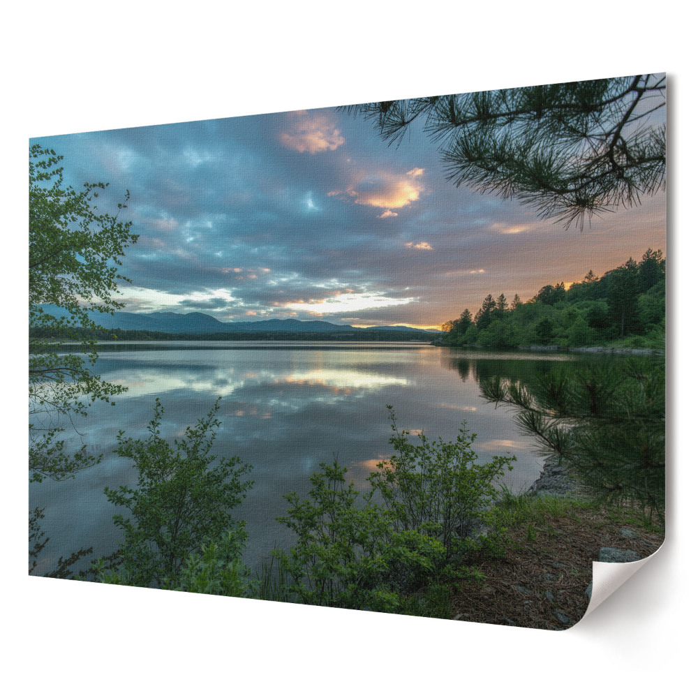 Tablou canvas modern Un peisaj liniștit pe malul lacului la amurg