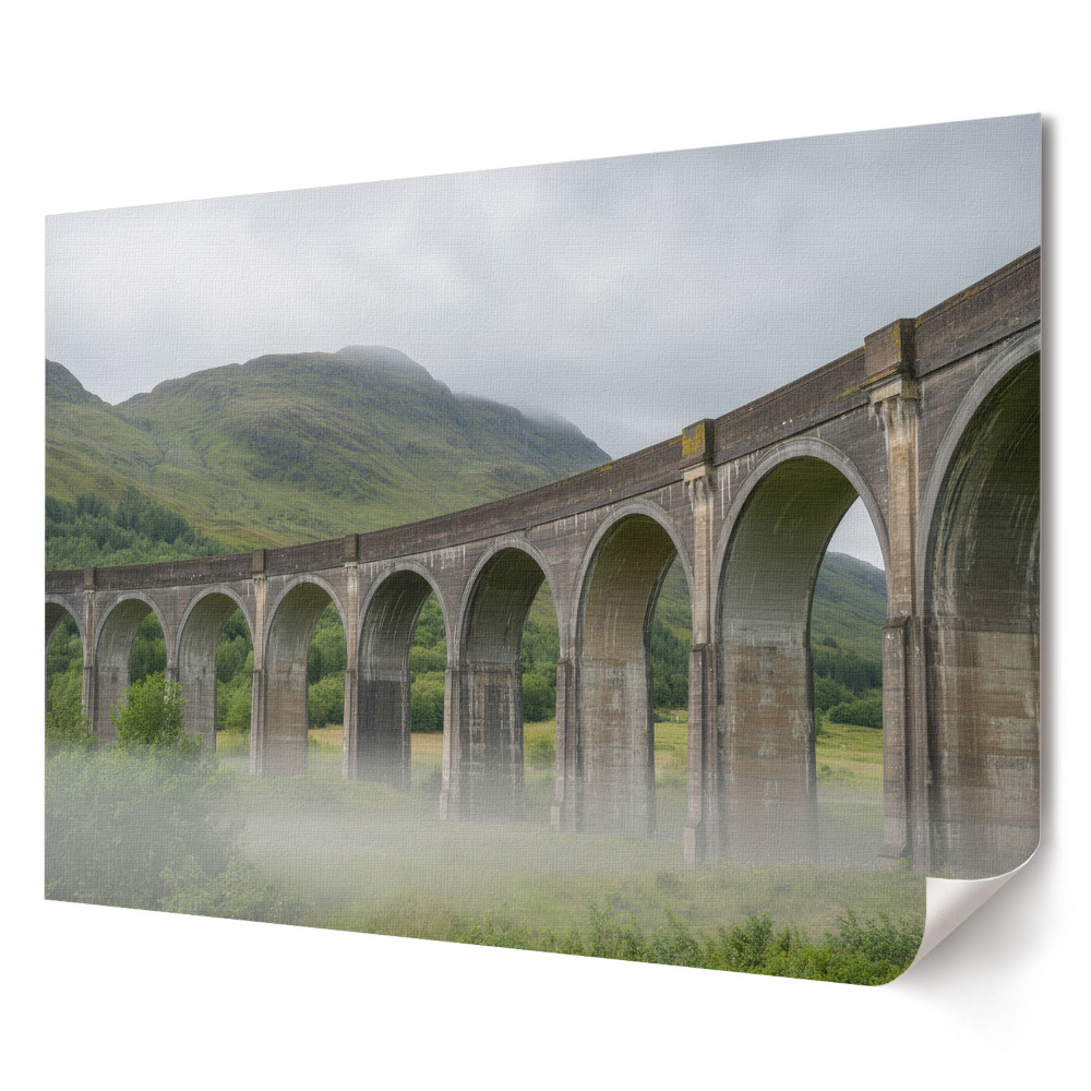 Tablou canvas modern Un pod într-un peisaj montan învăluit în ceață