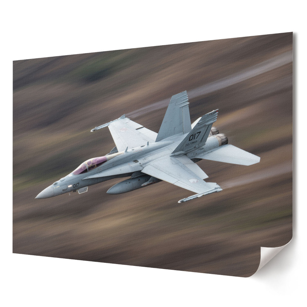 Poster de perete elegant Un avion de vânătoare în zbor deasupra peisajului