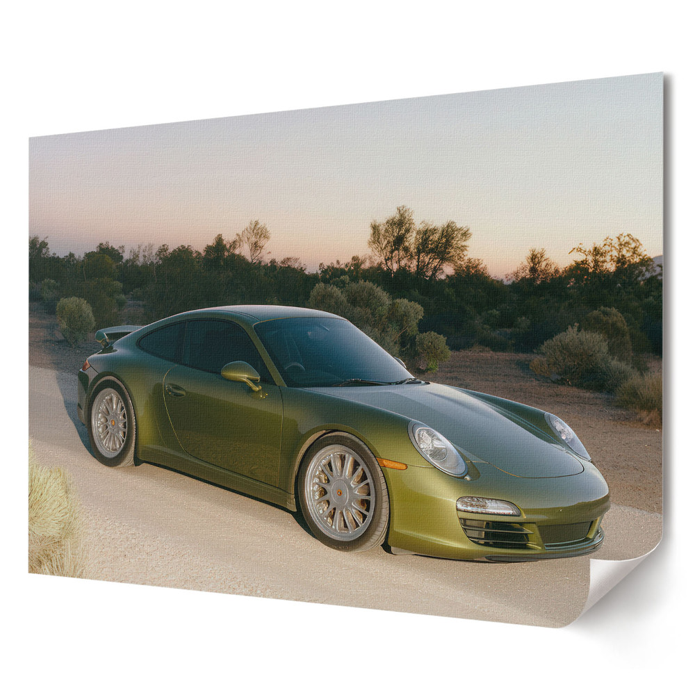 Poster stilat pentru living Porsche verde pe un drum deșertic