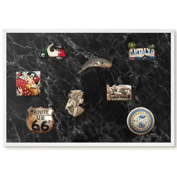 Panou magnetic înrămat cu design din marmură cu vene negre și accente luminoase