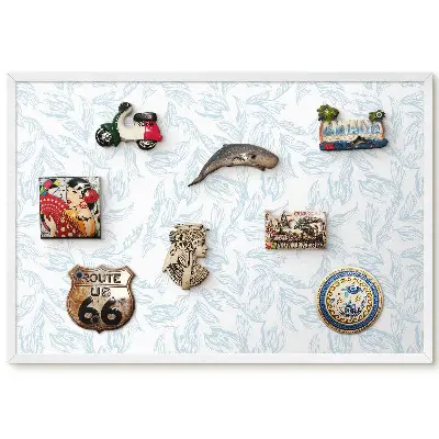 Panou magnetic înrămat cu model floral subtil pe fundal albastru