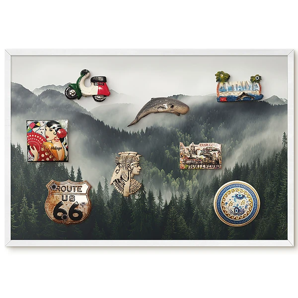 Panou magnetic înrămat cu peisaj montan cețos și pădure