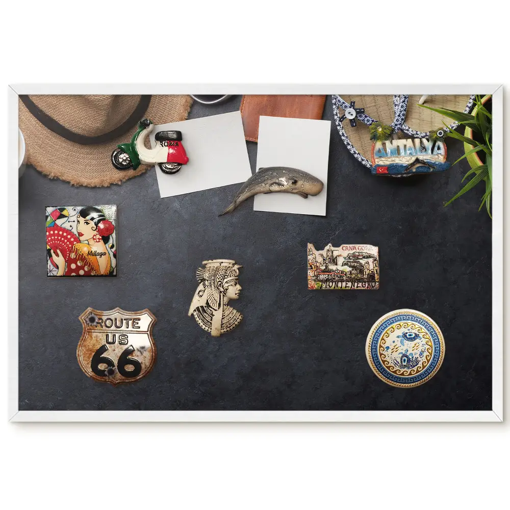 Panou magnetic înrămat pentru magneți cu accesorii de vară pe fundal întunecat
