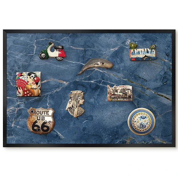 Panou magnetic înrămat cu model de marmură și vene de granat