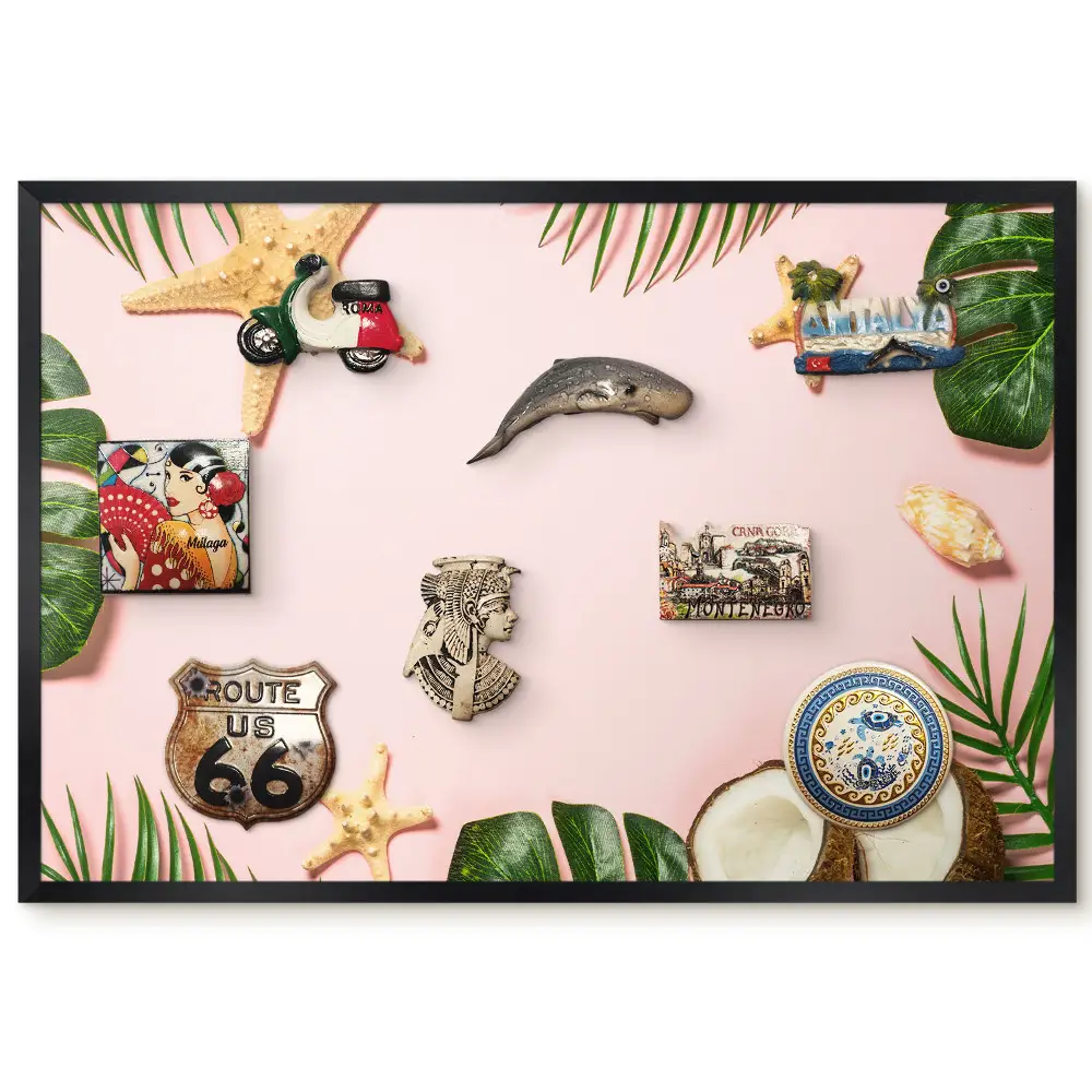 Panou magnetic înrămat cu model de frunze tropicale și coji de nucă de cocos pe fundal roz