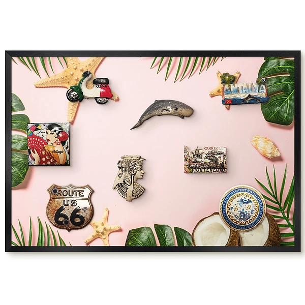 Panou magnetic înrămat cu model de frunze tropicale și coji de nucă de cocos pe fundal roz