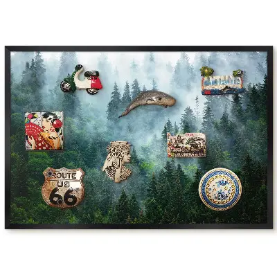 Panou magnetic înrămat cu peisaj de pădure densă în ceață