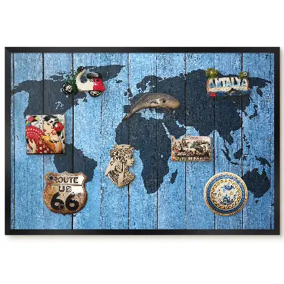 Hartă a lumii pe fundal de lemn, panou magnetic înrămat pentru magneți