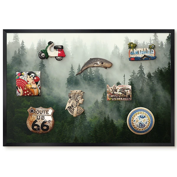 Panou magnetic înrămat cu peisaj de pădure verde în ceață