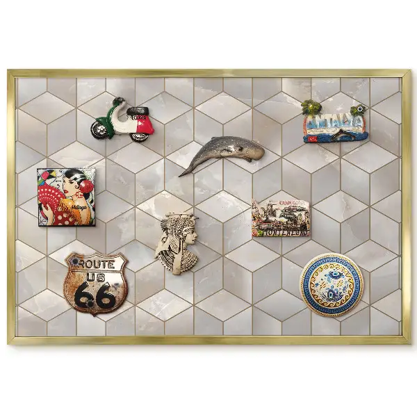 Tablă magnetică de perete cu ramă aurie și design geometric cu cuburi