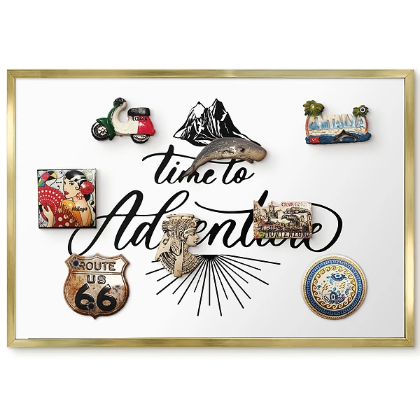 Tablă magnetică de perete cu ramă aurie și slogan alb-negru inspirat de aventură