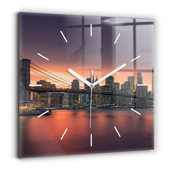 Ceas de sticlă pe perete pătrat East River din New York