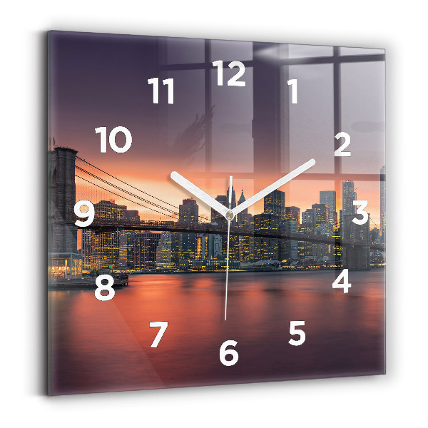 Ceas de sticlă pe perete pătrat East River din New York