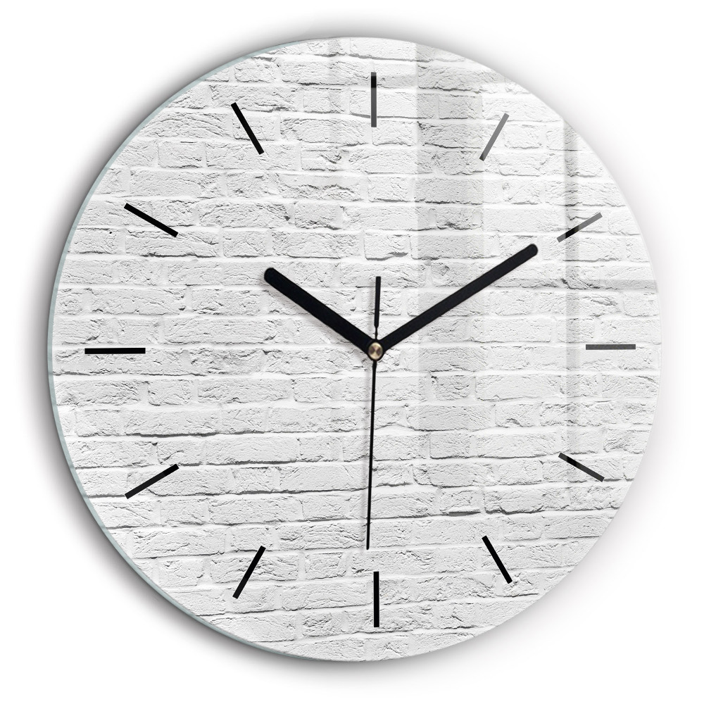 Ceas de sticlă pe perete rotund Un zid de cărămizi ușoare