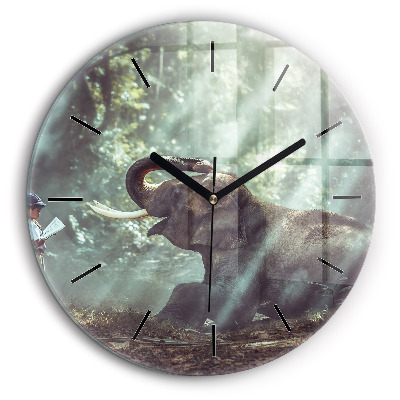 Ceas de sticlă pe perete rotund Un băiat citește o carte